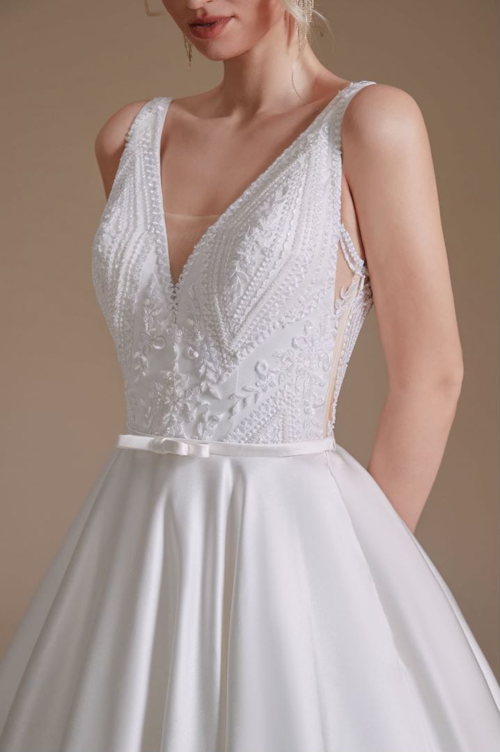 A-Line Elegant V-Neck Sleeveless Floor-Length Wedding Dresses 