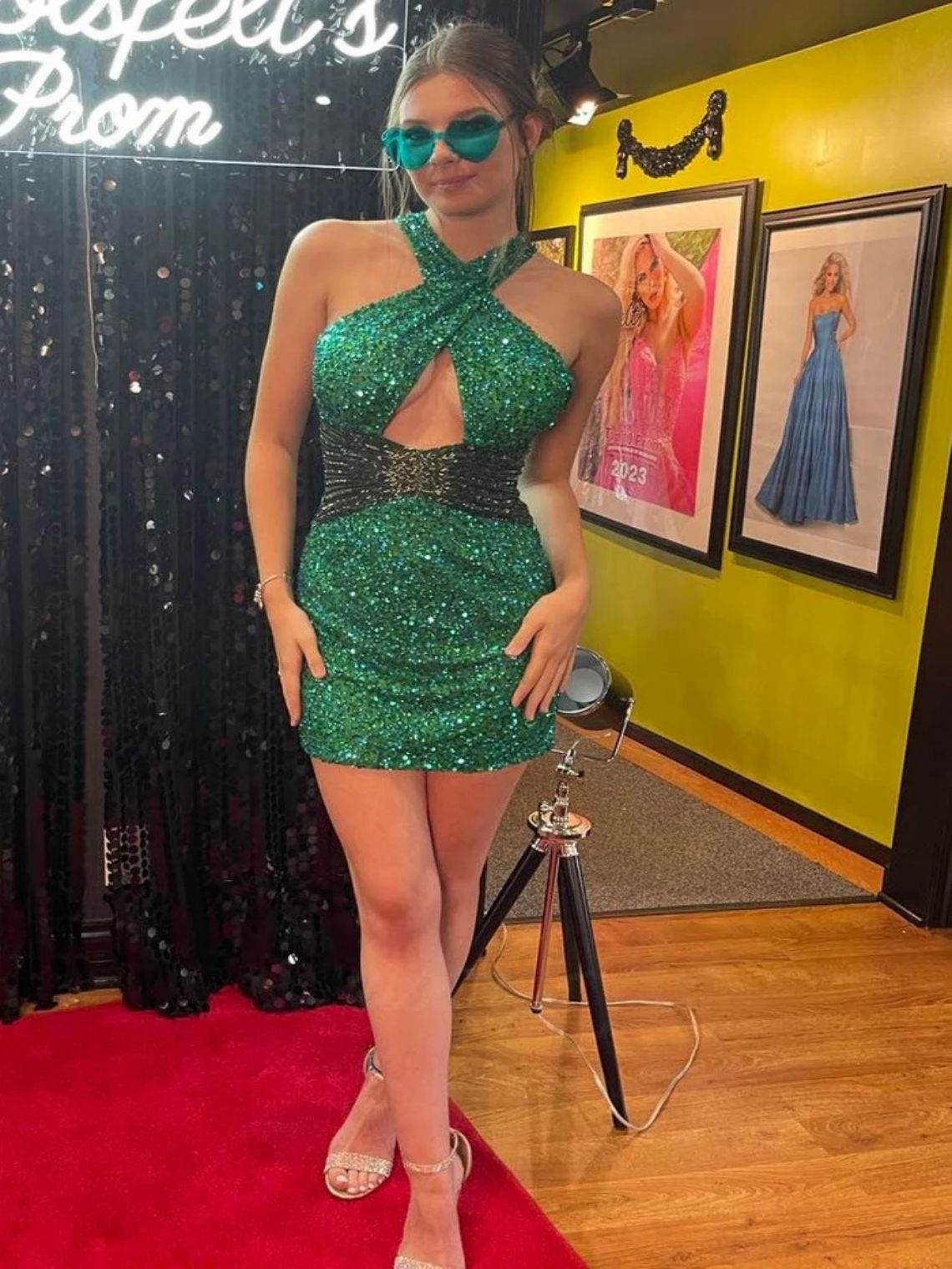 Sheath/Column Green Sequin Cross-Front Short Homecoming Cocktail Dress