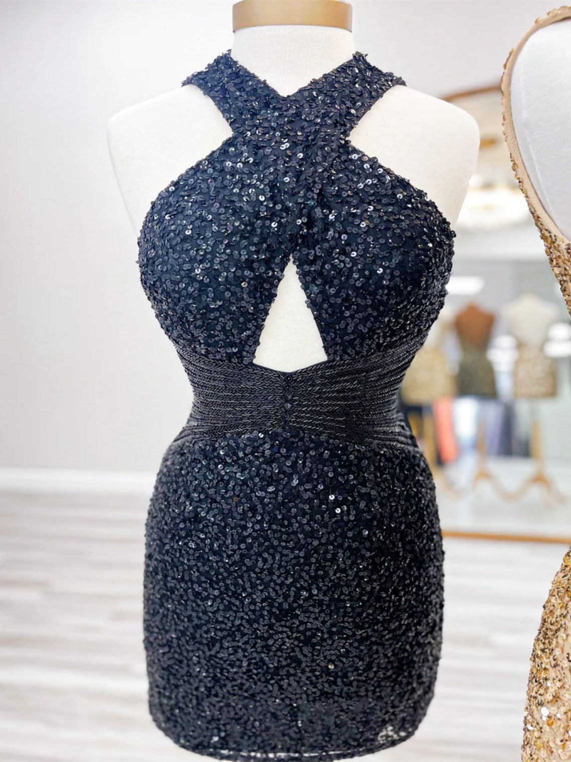 Sheath/Column Green Sequin Cross-Front Short Homecoming Cocktail Dress
