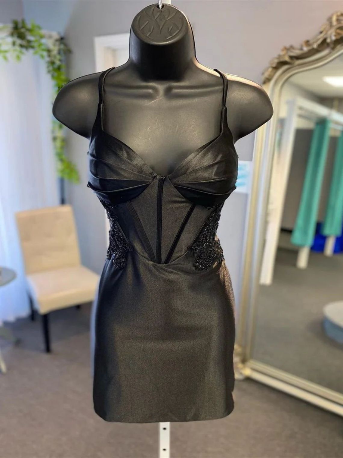 Sheath/Column Satin Sweetheart Neck Homecoming Dress with Appliques