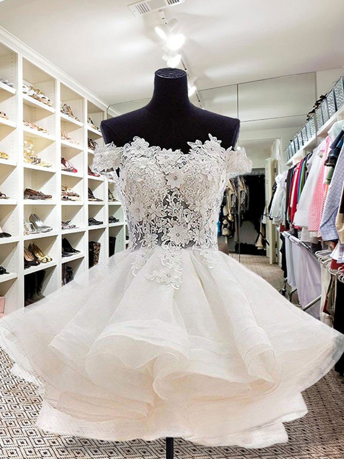 A-line Off-the-Shoulder Short/Mini Homecoming Dress With Appliqued