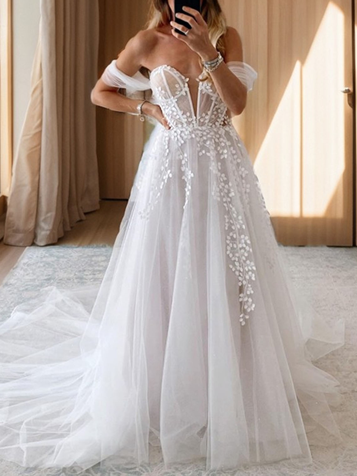 A line Tulle Sweetheart Chapel Train With Appliques Wedding Dress