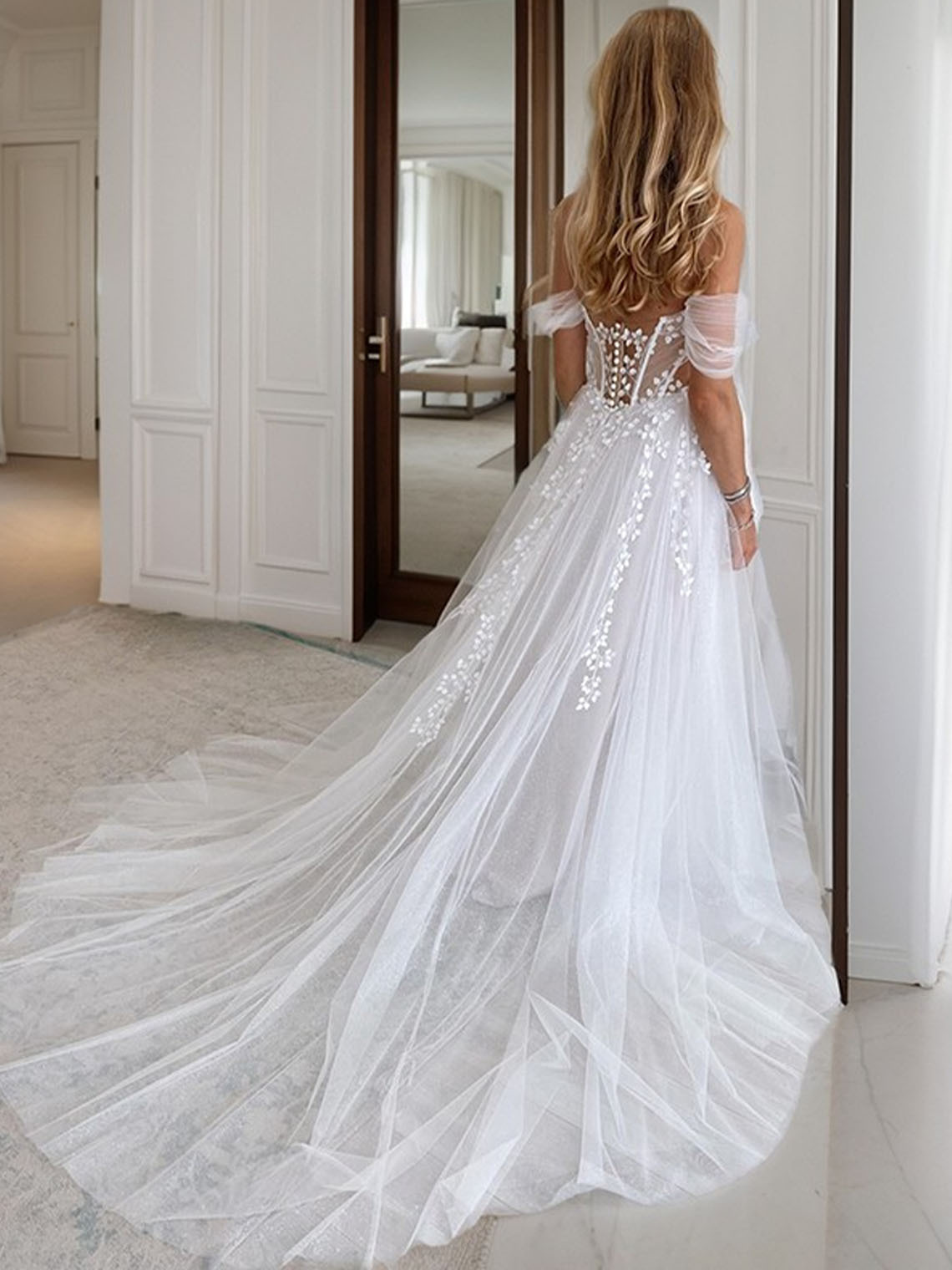 A line Tulle Sweetheart Sleeveless With Appliques White Wedding Dress
