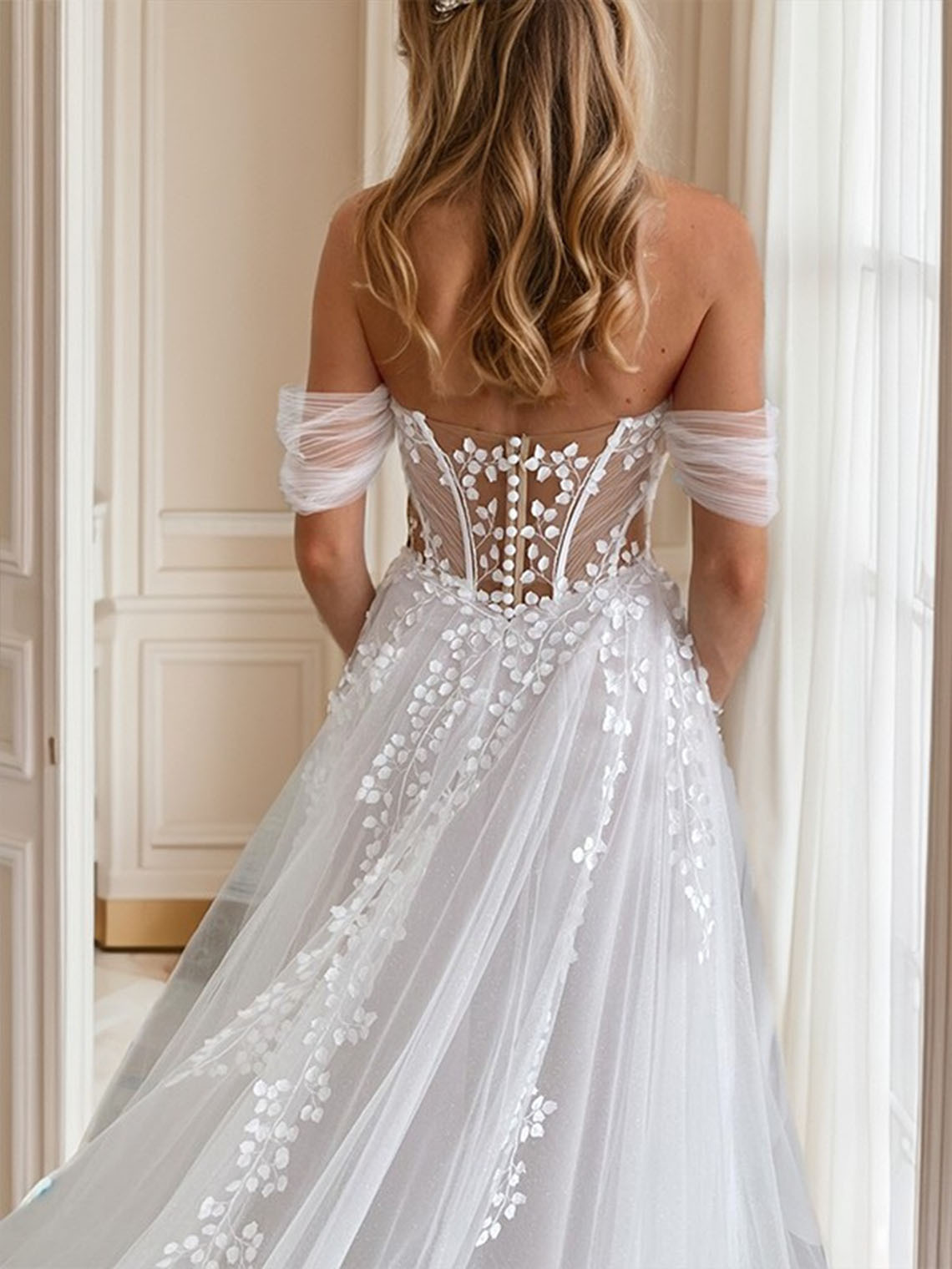A line Tulle Sweetheart Chapel Train With Appliques Wedding Dress