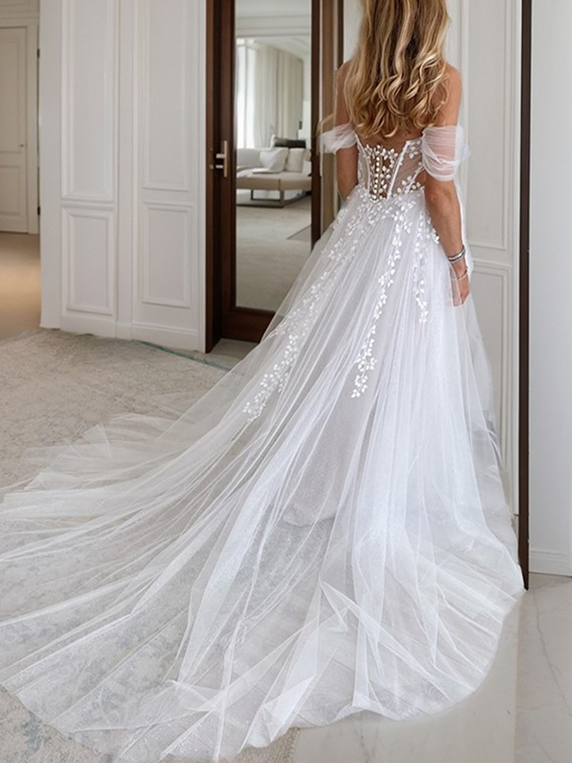 A line Tulle Sweetheart Chapel Train With Appliques Wedding Dress