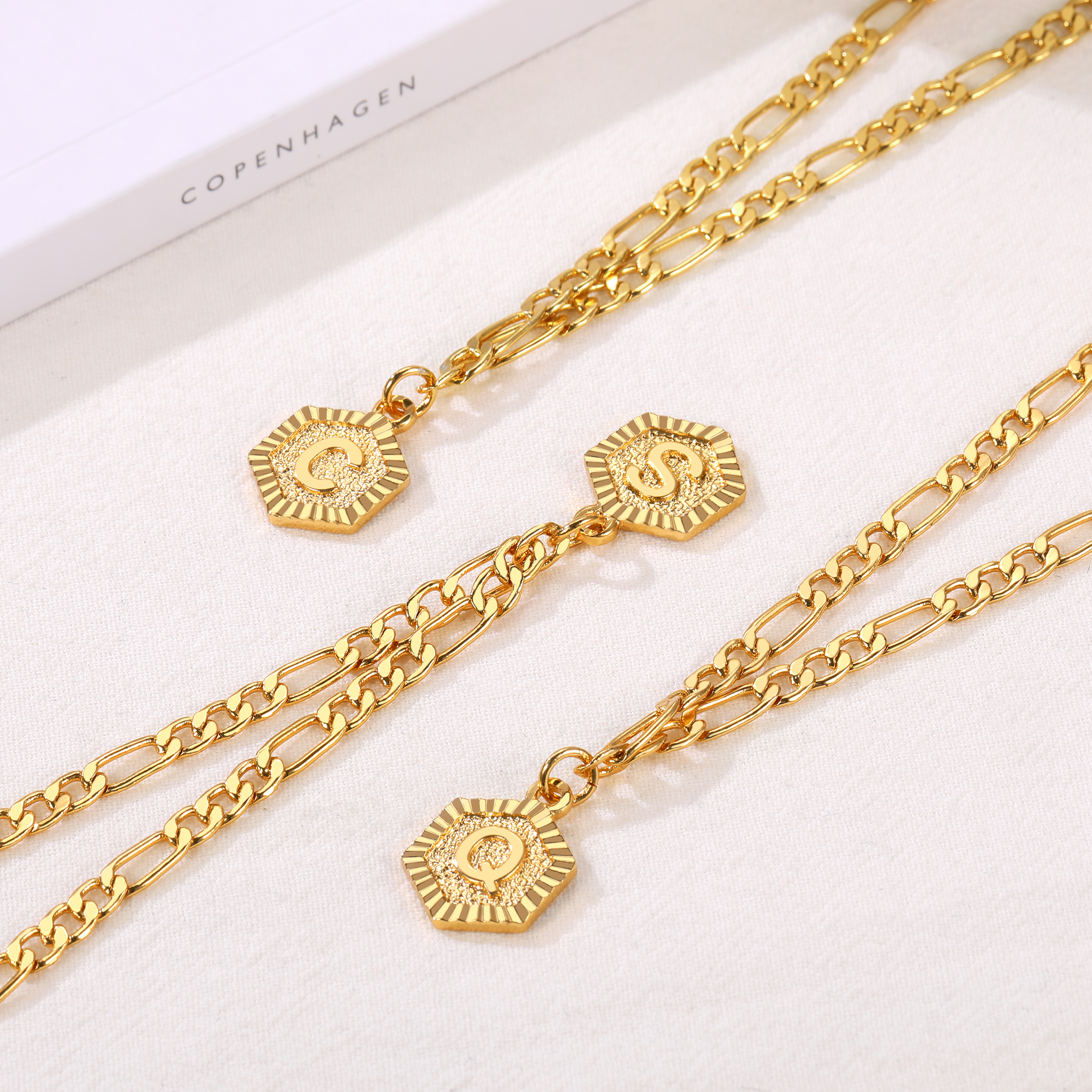 ChainsHouse Ankle Bracelets for Women Initial Anklet,Figaro Cuban Link Gold Anklets Bracelet,Custom Name A-Z Initial, 22-27CM Adjustable(4.5MM), Send Gift Box