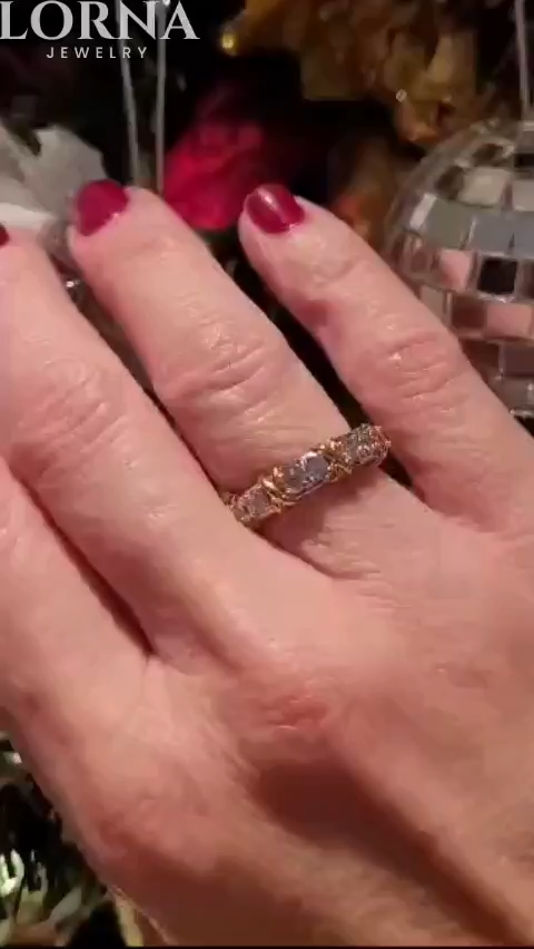 Round Cut Yellow Gold X Prong Setting Band