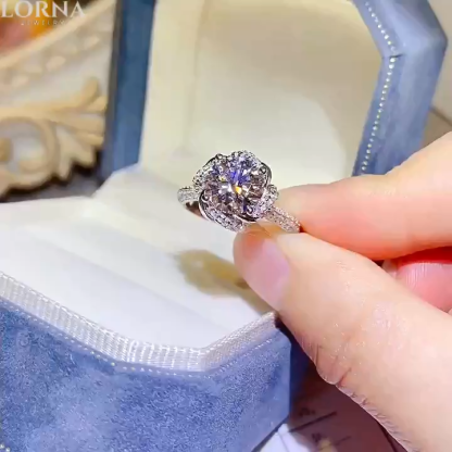 1Ct/2Ct Moissanite Flower Design Engagement Ring