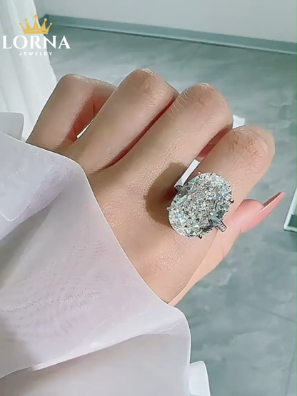 21.5Ct Huge Oval Cut White Gemstone Design Ring