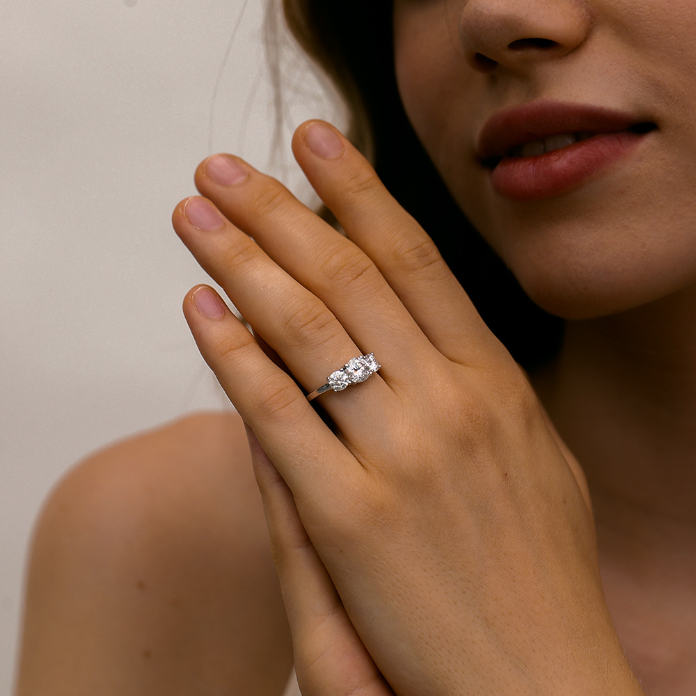 2Ct/4Ct Moissanite Classic Three Stone Round Cut Engagement Ring