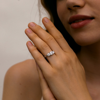 2Ct/4Ct Moissanite Classic Three Stone Round Cut Engagement Ring