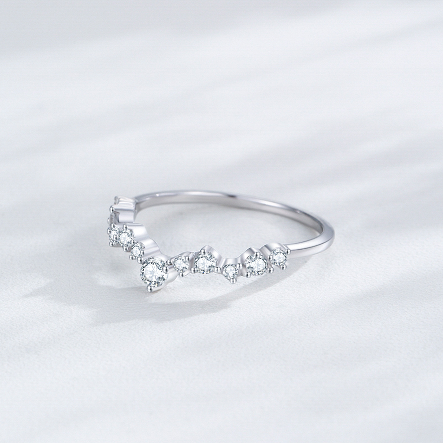 Half Circle Round V-shaped Female Wave Design Fashionable Personality Thin Style Wedding Band 