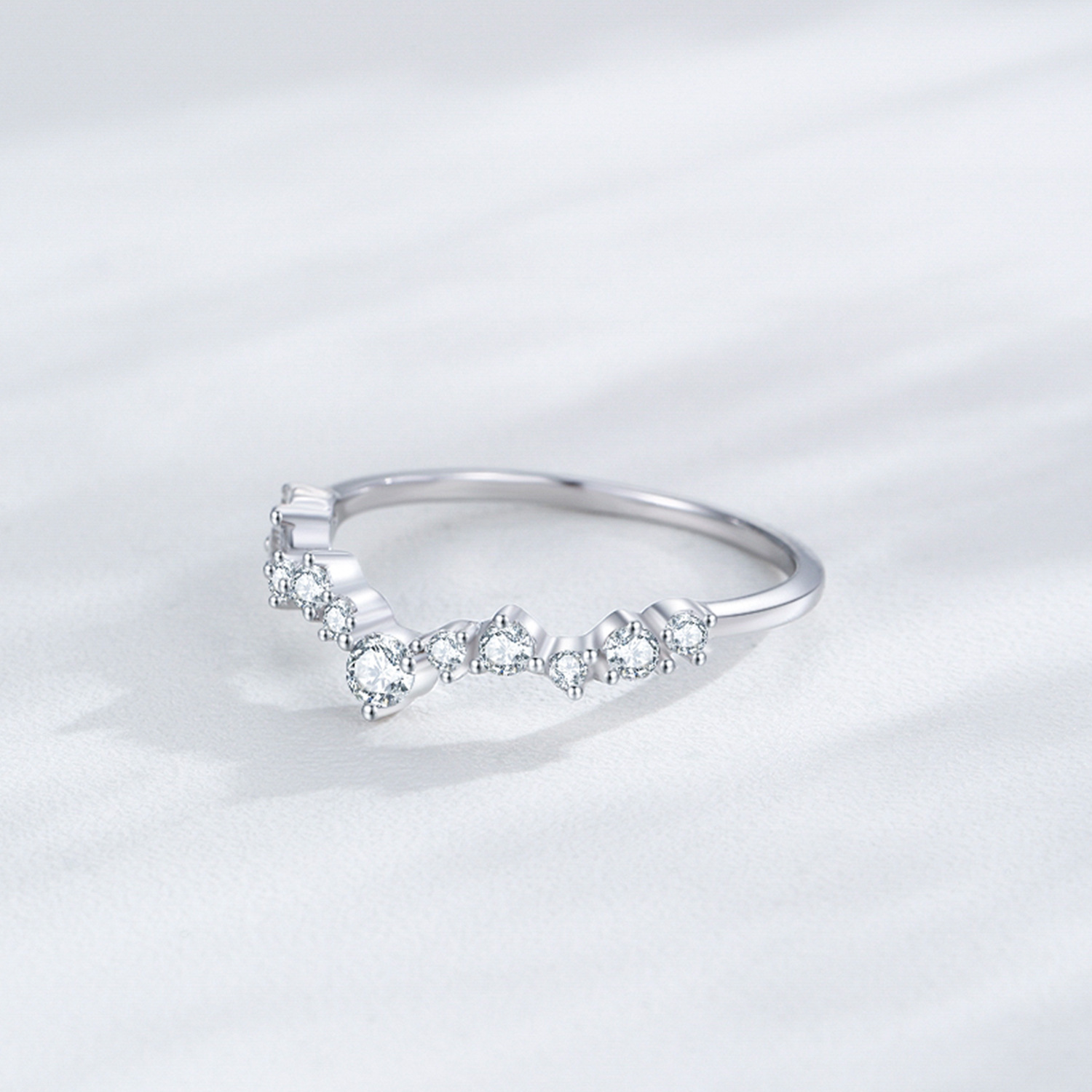 Half Circle Round V-shaped Female Wave Design Fashionable Personality Thin Style Wedding Band 
