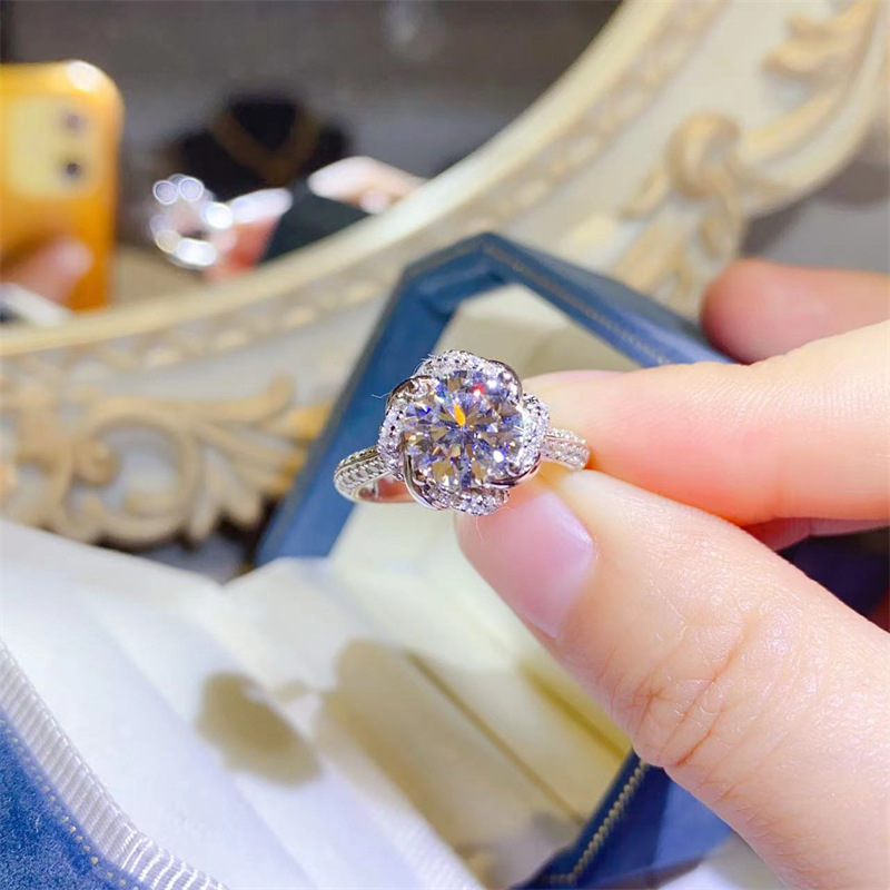 1Ct/2Ct Moissanite Flower Design Engagement Ring