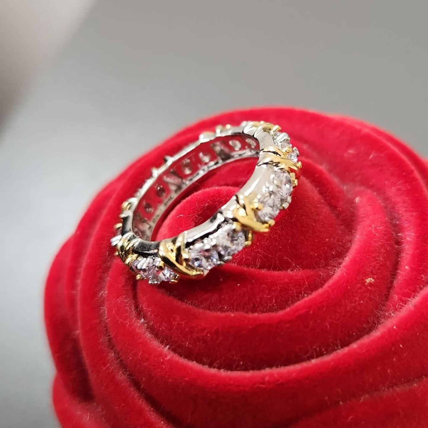 Round Cut Yellow Gold X Prong Setting Band