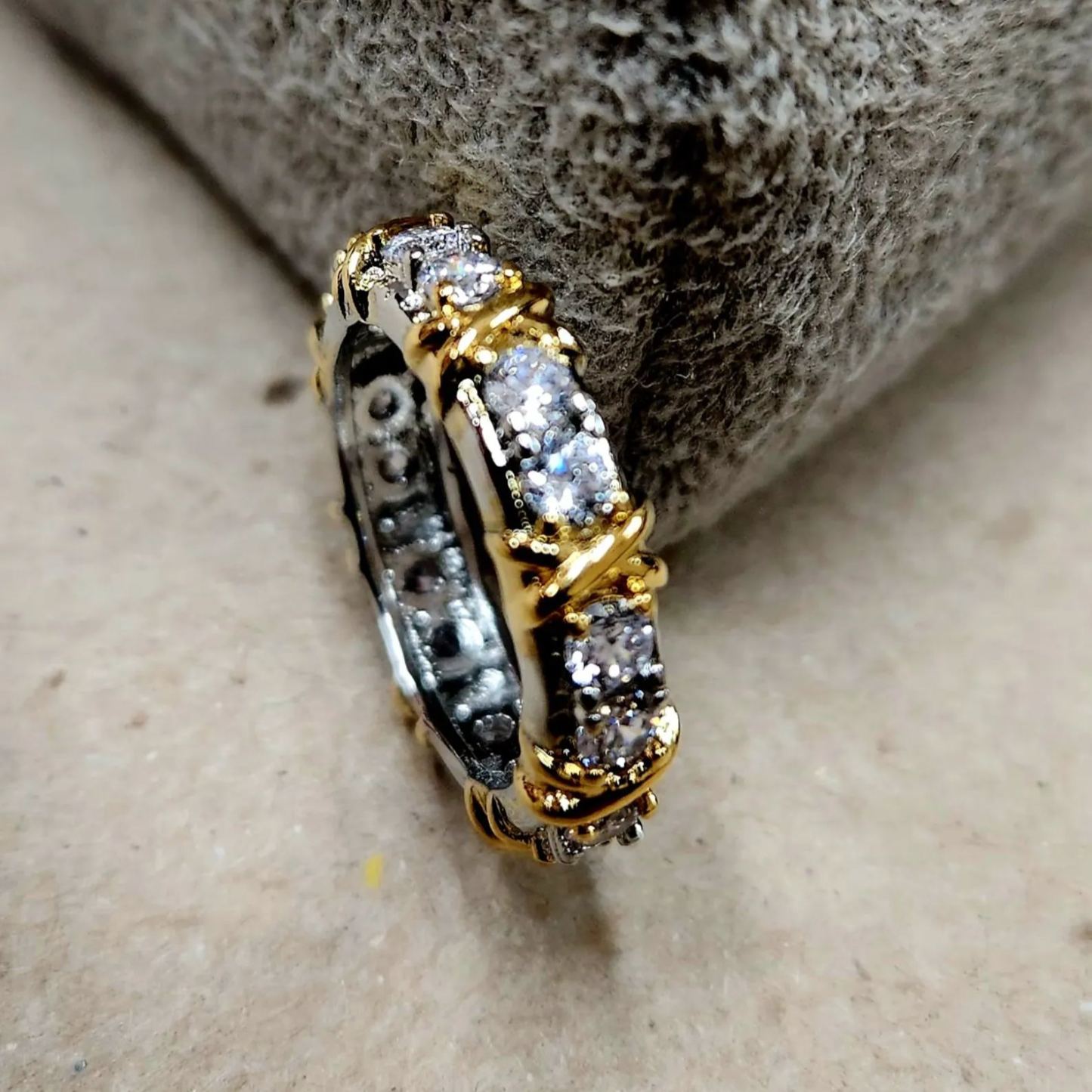 Round Cut Yellow Gold X Prong Setting Band