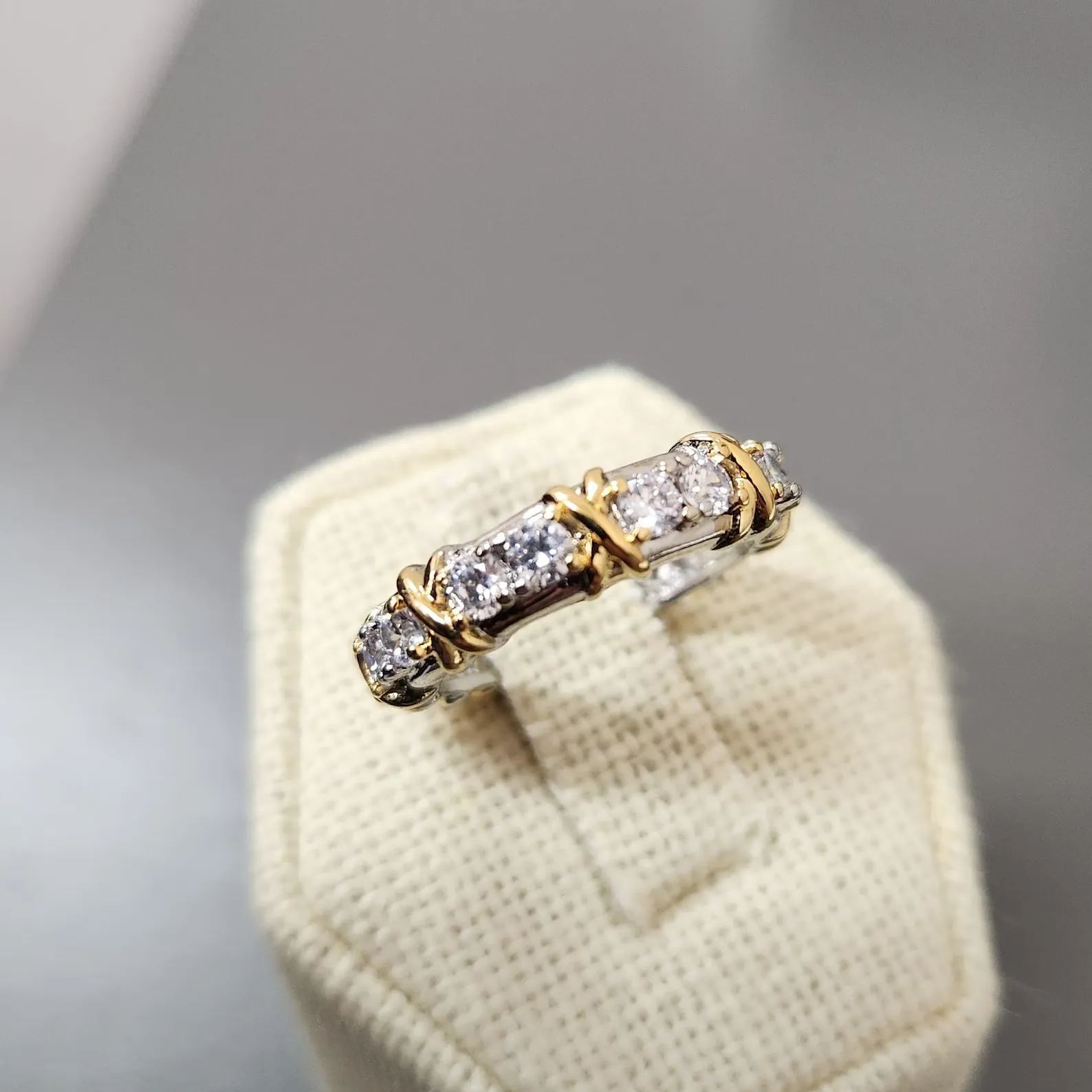 Round Cut Yellow Gold X Prong Setting Band