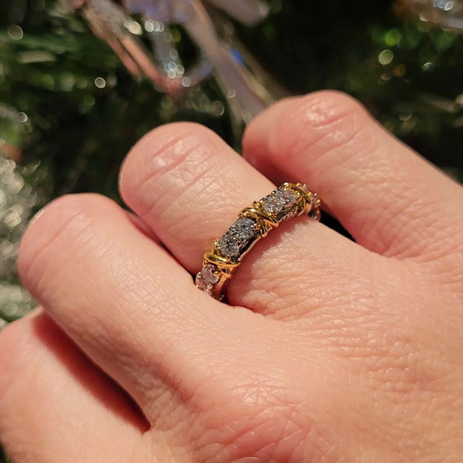 Round Cut Yellow Gold X Prong Setting Band