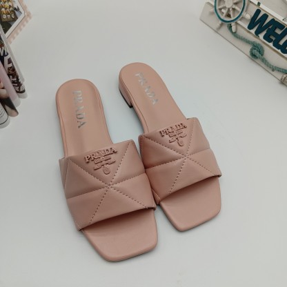 Triangle quilted sandals