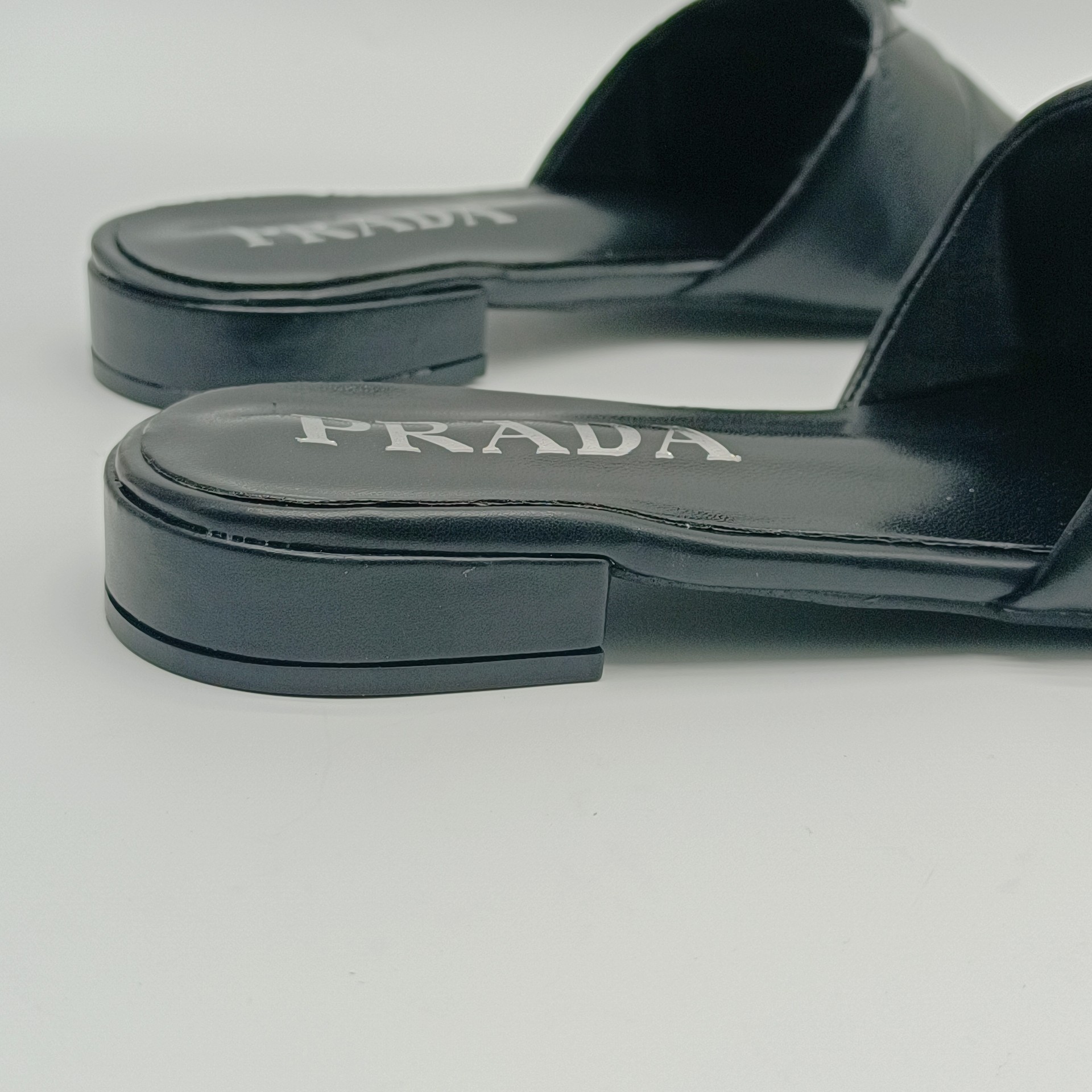 Triangle quilted sandals