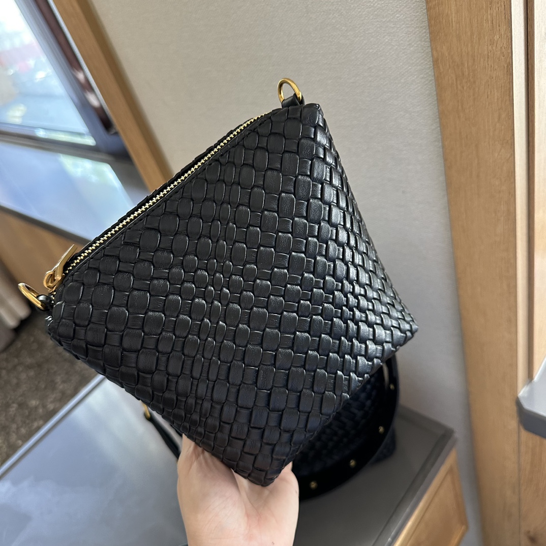 LE 37 SMALL IN SHINY LEATHER