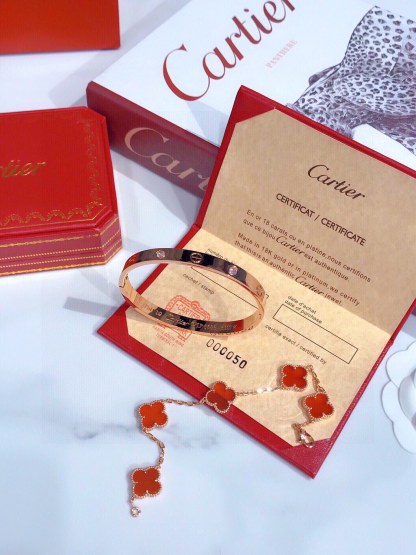 LOVE BRACELET, 4 DIAMONDS + VINTAGE ALHAMBRA BRACELET, 5 MOTIFS