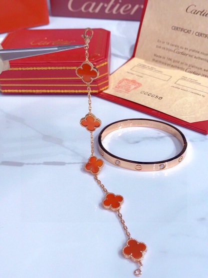 LOVE BRACELET, 4 DIAMONDS + VINTAGE ALHAMBRA BRACELET, 5 MOTIFS