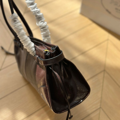 Medium leather handbag