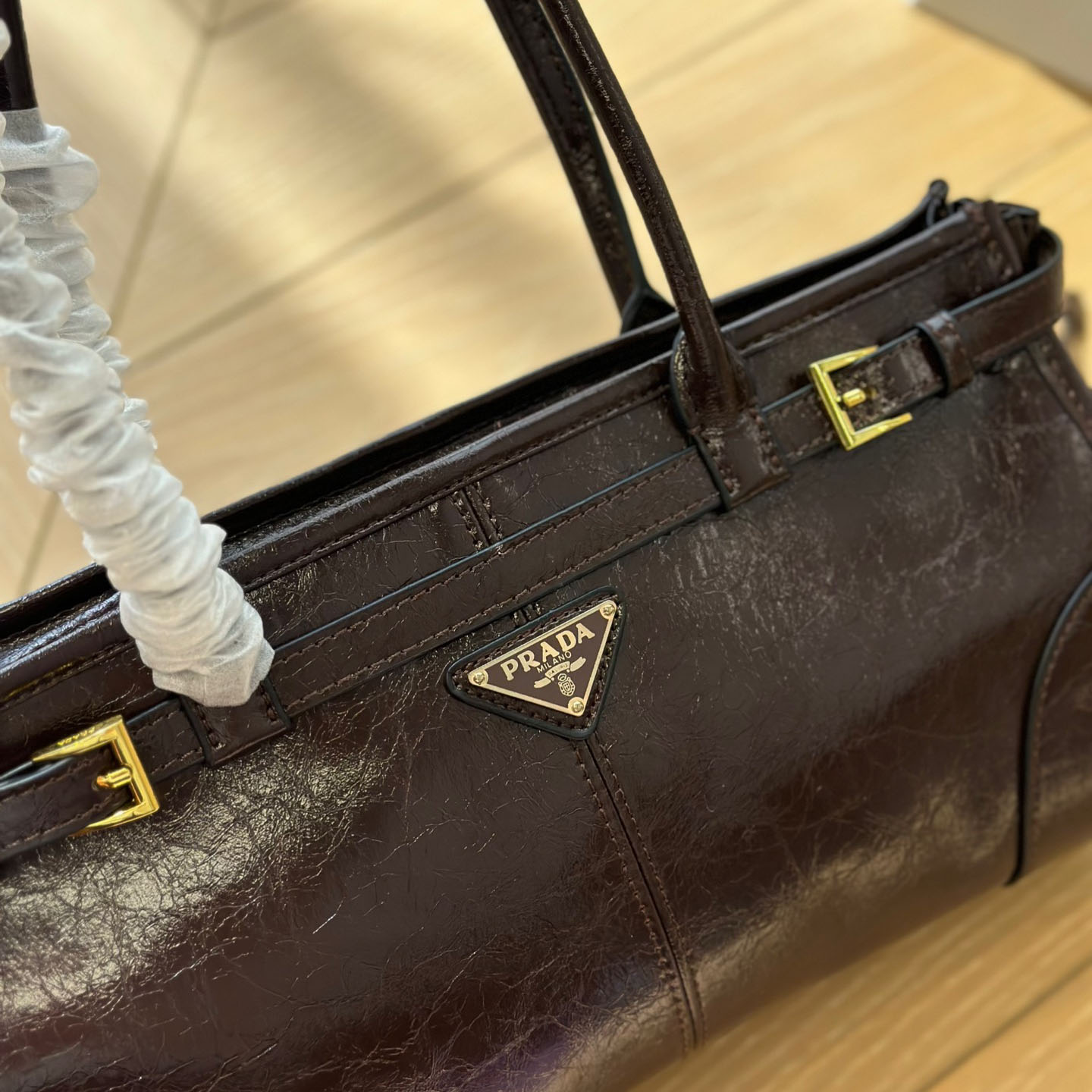 Medium leather handbag