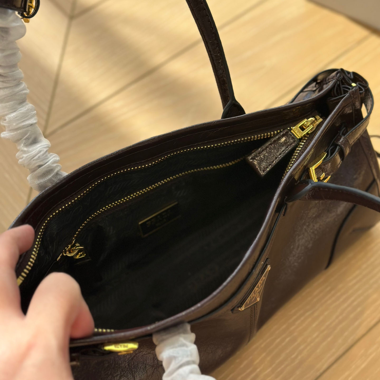 Medium leather handbag