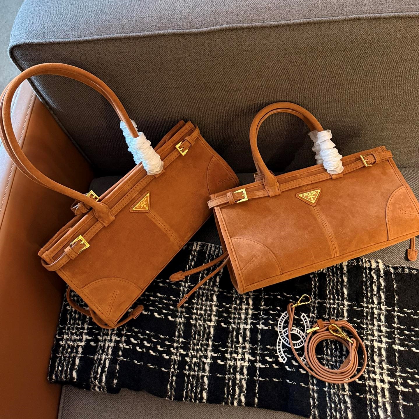 Medium leather handbag