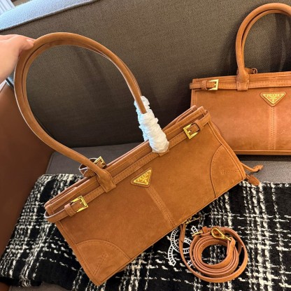 Medium leather handbag