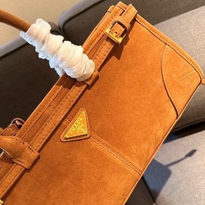 Medium leather handbag