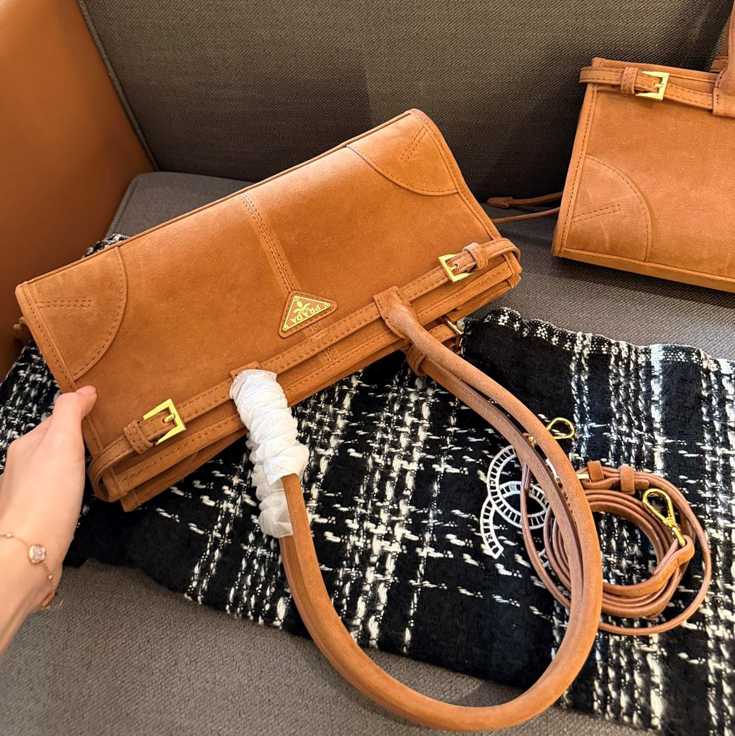 Medium leather handbag