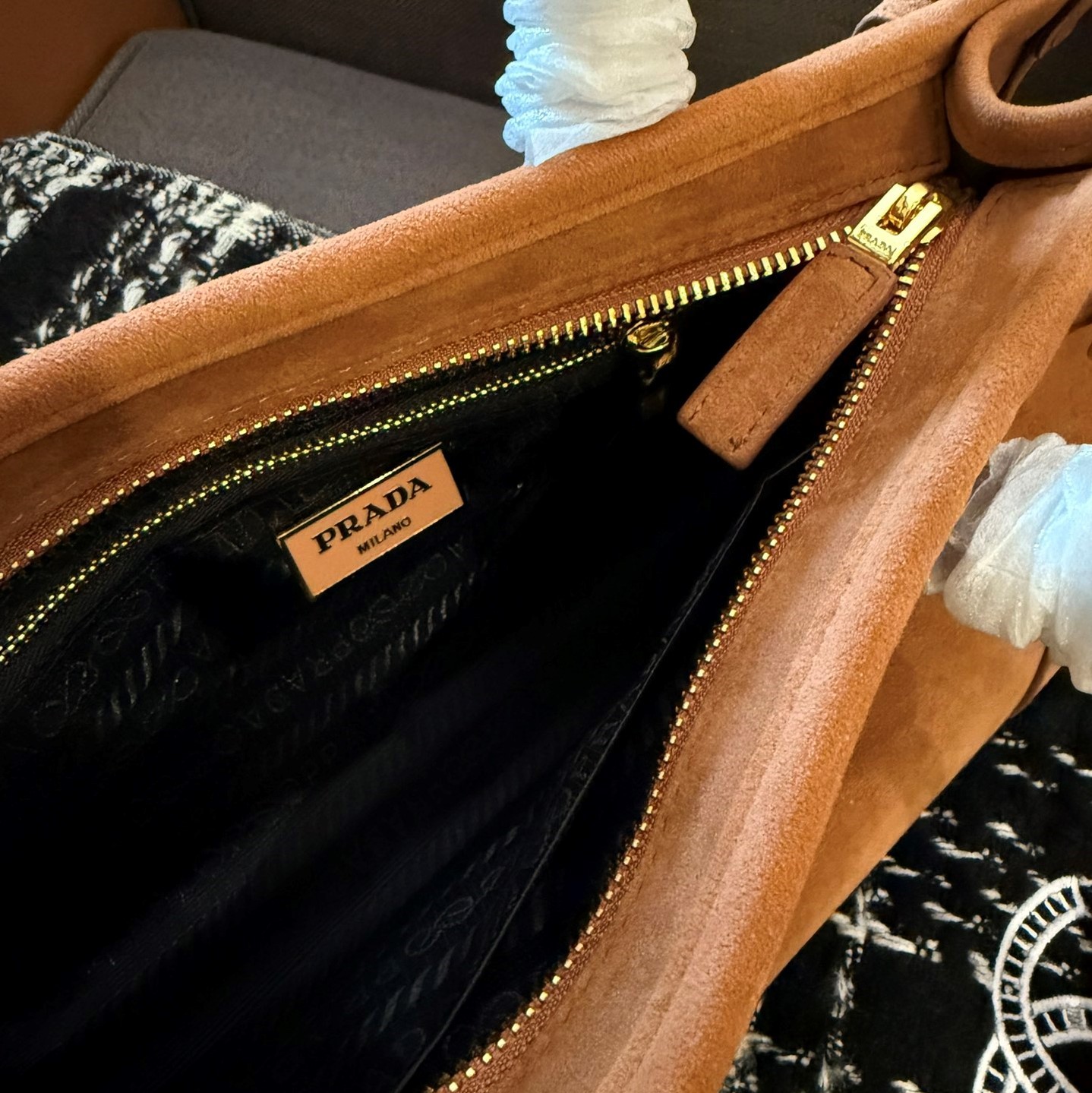 Medium leather handbag