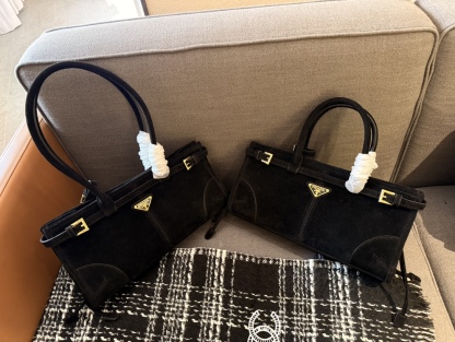 Medium leather handbag