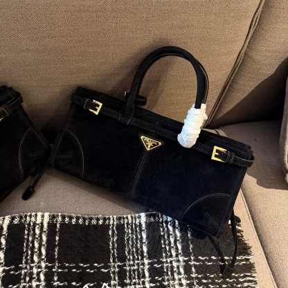 Medium leather handbag