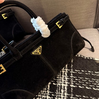 Medium leather handbag