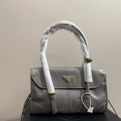 Medium leather shoulder bag