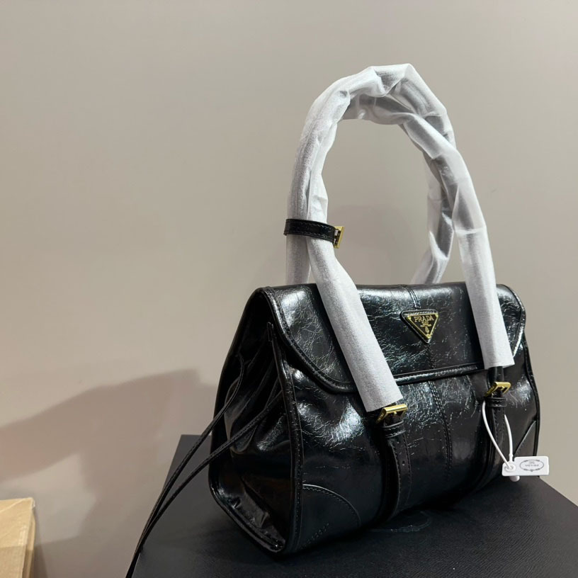 Medium leather shoulder bag