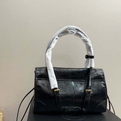 Medium leather shoulder bag