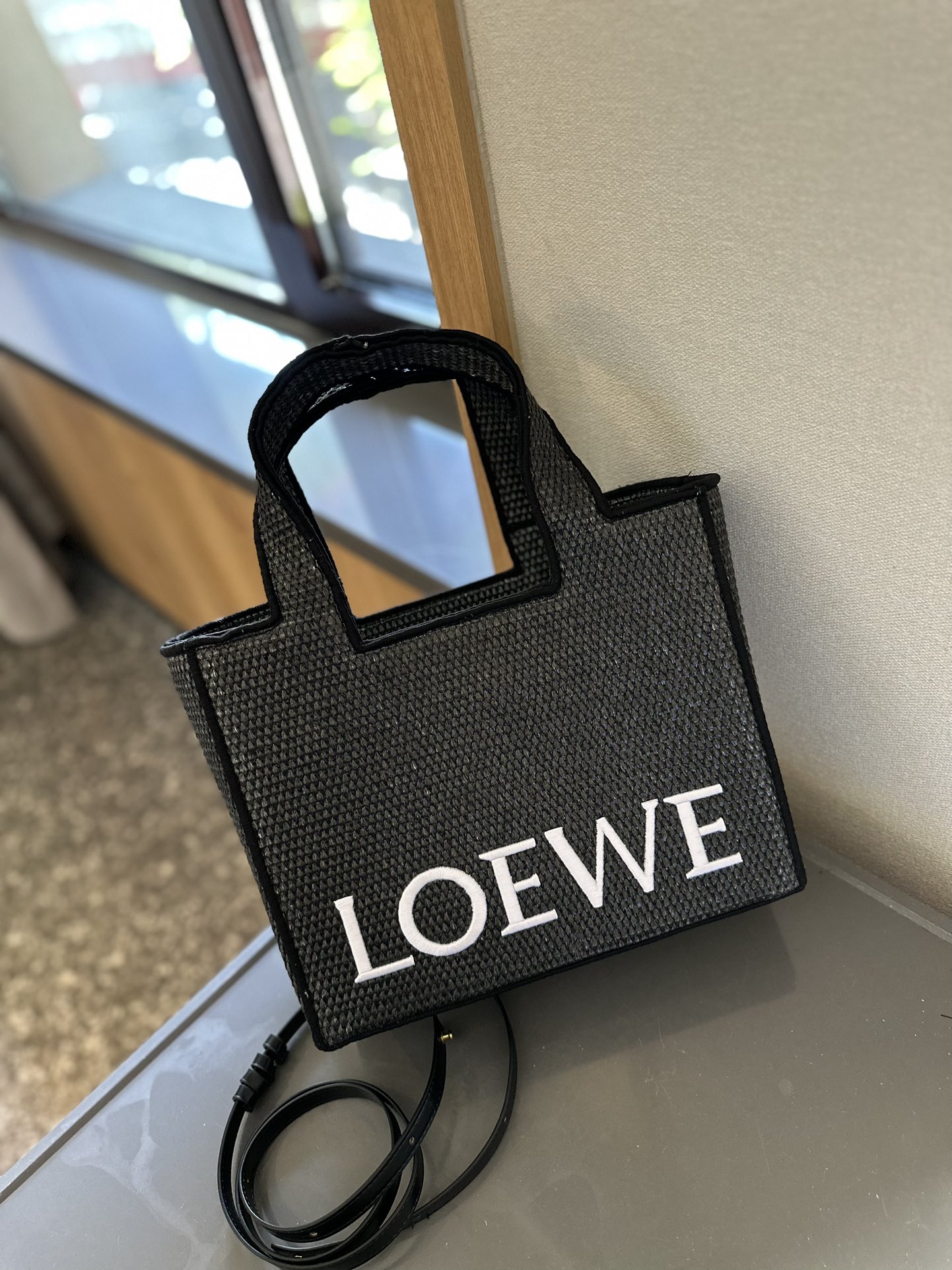 Font Tote in raffia