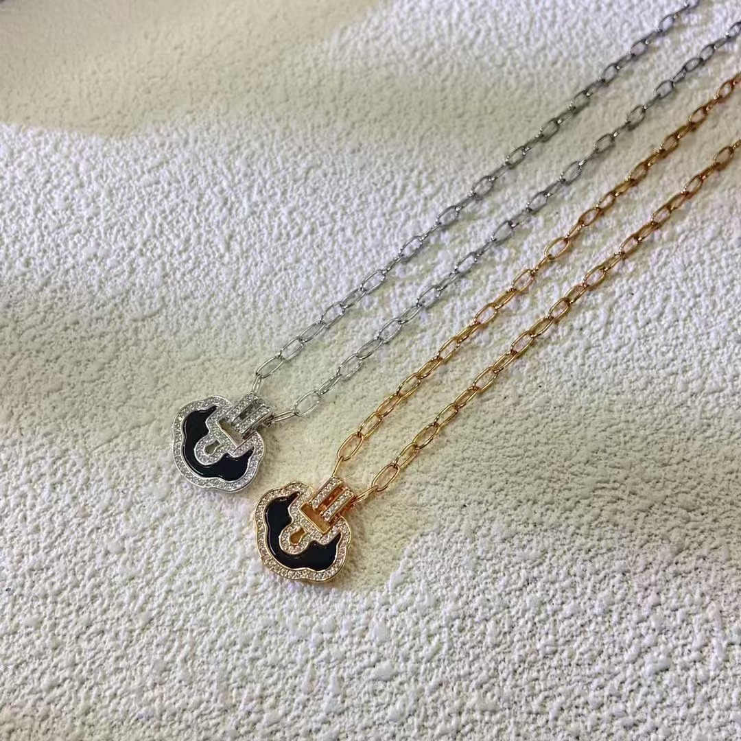 Yu Yi necklace with diamonds and jade