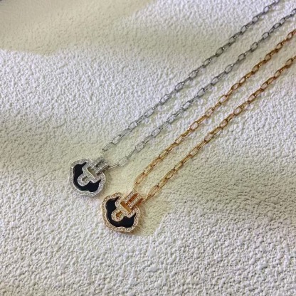 Yu Yi necklace with diamonds and jade