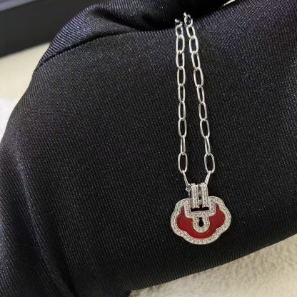 Yu Yi necklace with diamonds and jade