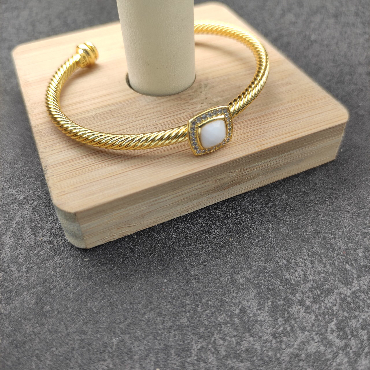 Cable Classics Bracelet with White Agate and Diamonds 18K Yellow Gold 4mm