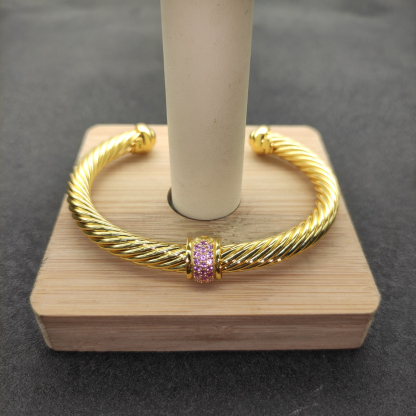 Classic Cable Station Bracelet 18K Yellow Gold and Pave Diamonds, 7mm