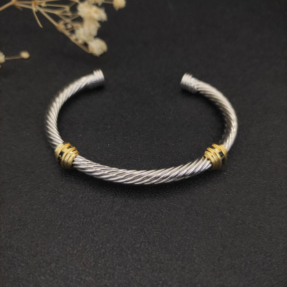 Dathtvid Yurthtman 5mm 18k Gold and Sterling Silver Diamond Station Cable Bracelet
