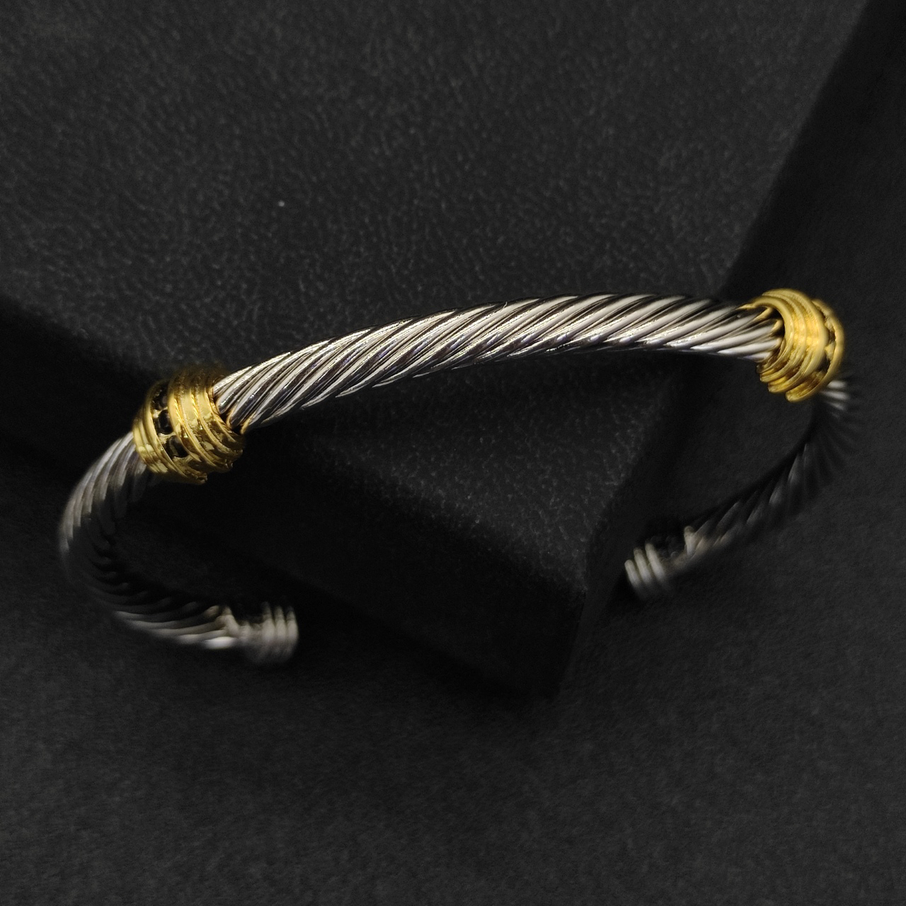 Dathtvid Yurthtman 5mm 18k Gold and Sterling Silver Diamond Station Cable Bracelet