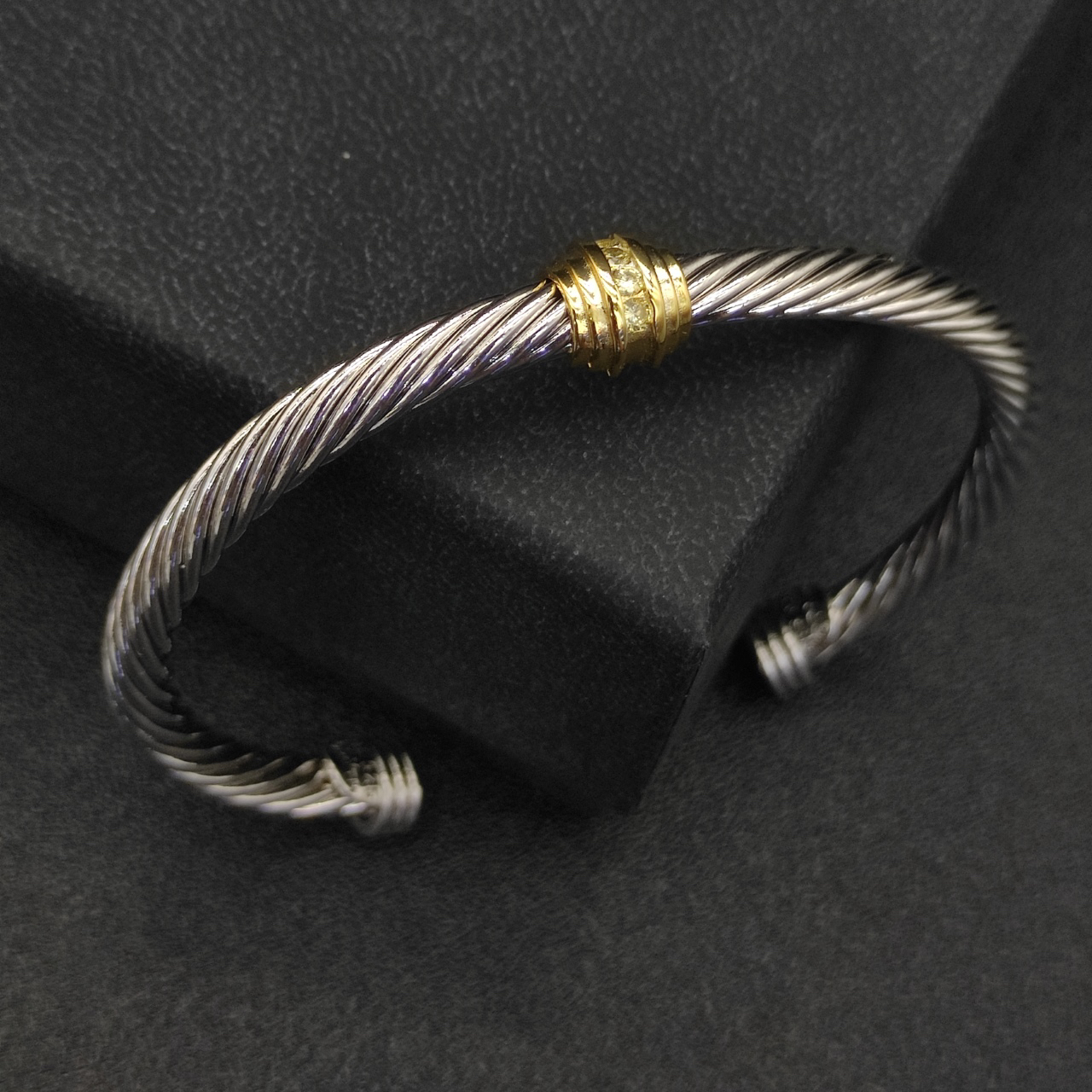 Dathtvid Yurthtman 5mm 18k Gold and Sterling Silver Diamond Station Cable Bracelet
